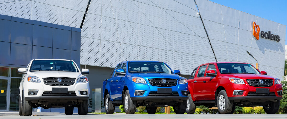 На фото: новые пикапы Sollers ST6 у здания бывшего завода Mazda во Владивостоке