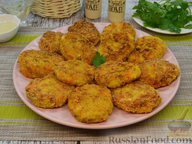 капуста белокочанная, морковь, лук репчатый, яблоко, яйца, мука, сухари панировочные, соль, масло растительное