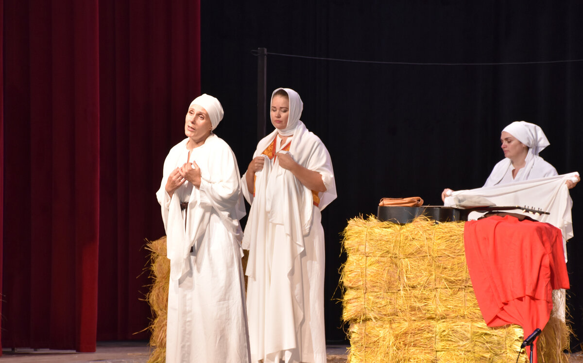 Сцена из спектакля «Материнское поле». Фото Светланы КИЛБА.