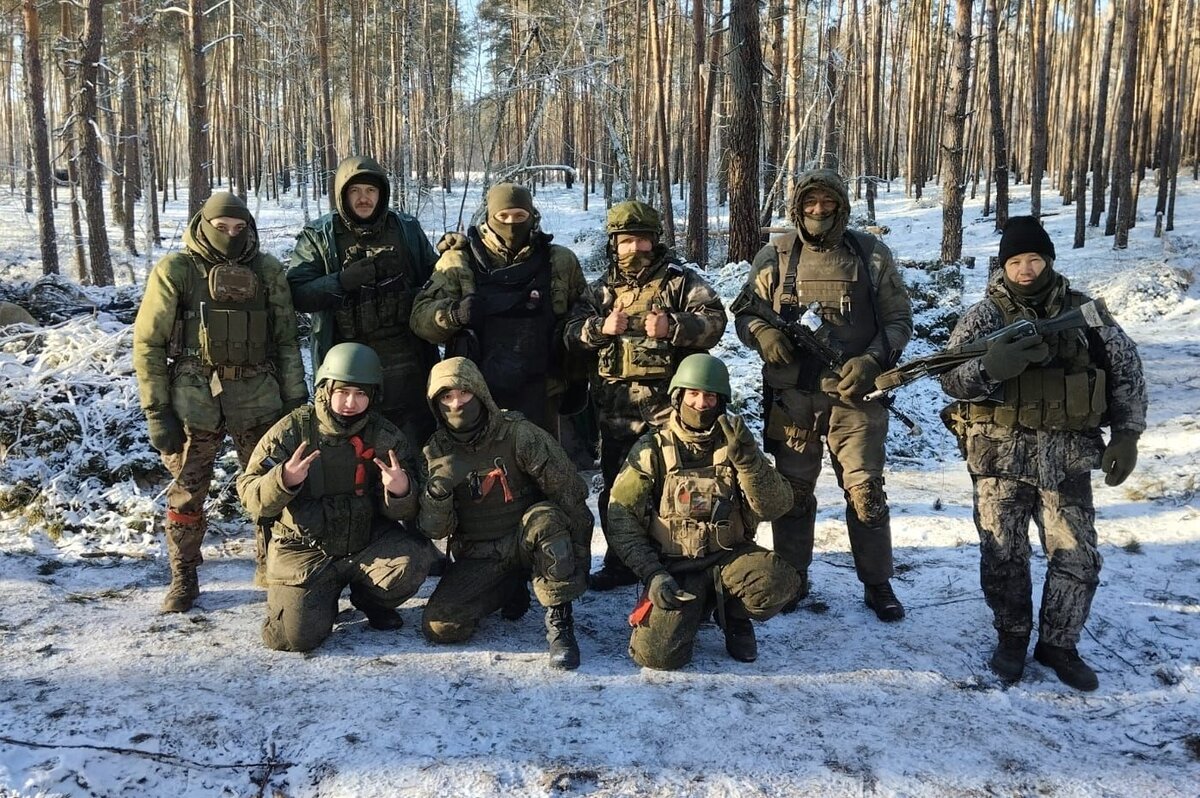 Одна из фотографий, на которых запечатлены однополчане Владимира Федотова. Некоторых сегодня уже нет в живых Фото из личного архива Владимир Федотова