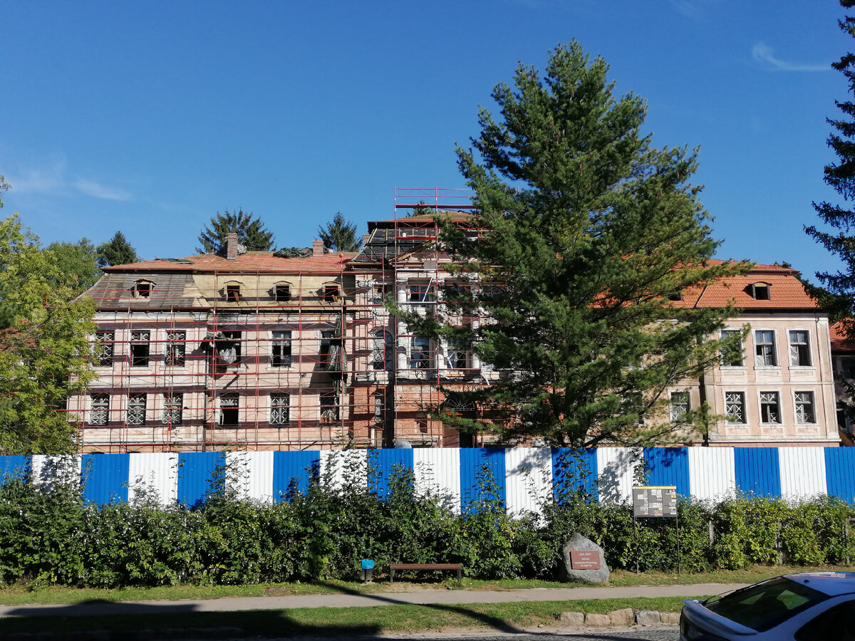 Полным ходом идёт реставрация крайсхауса. 