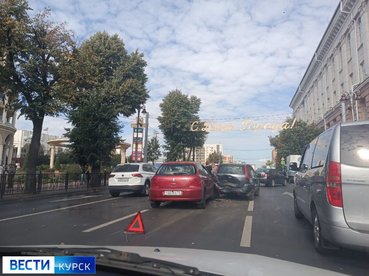    В Курске на улице Ленина столкнулись несколько машин