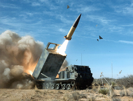 ФОТО: Пуск ракеты ATACMS с ПУ M270 MLRS