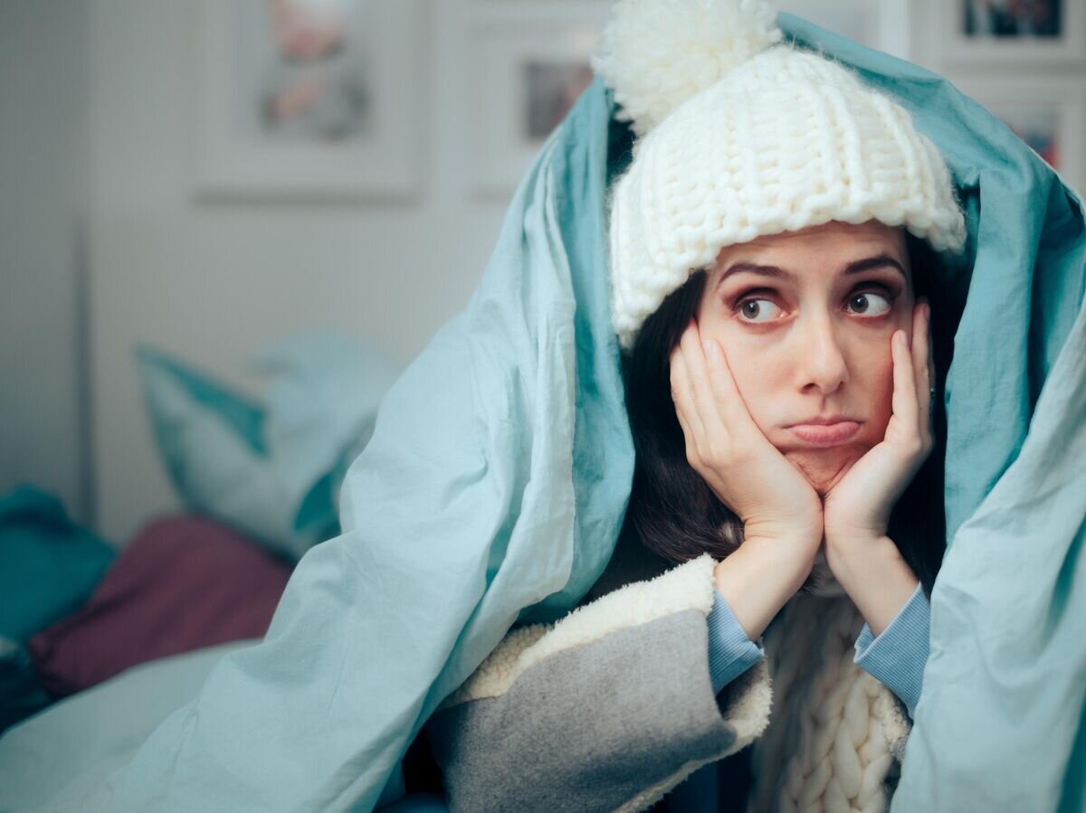    Девушка греется в холодной квартире © iStock.com / nicoletaionescu