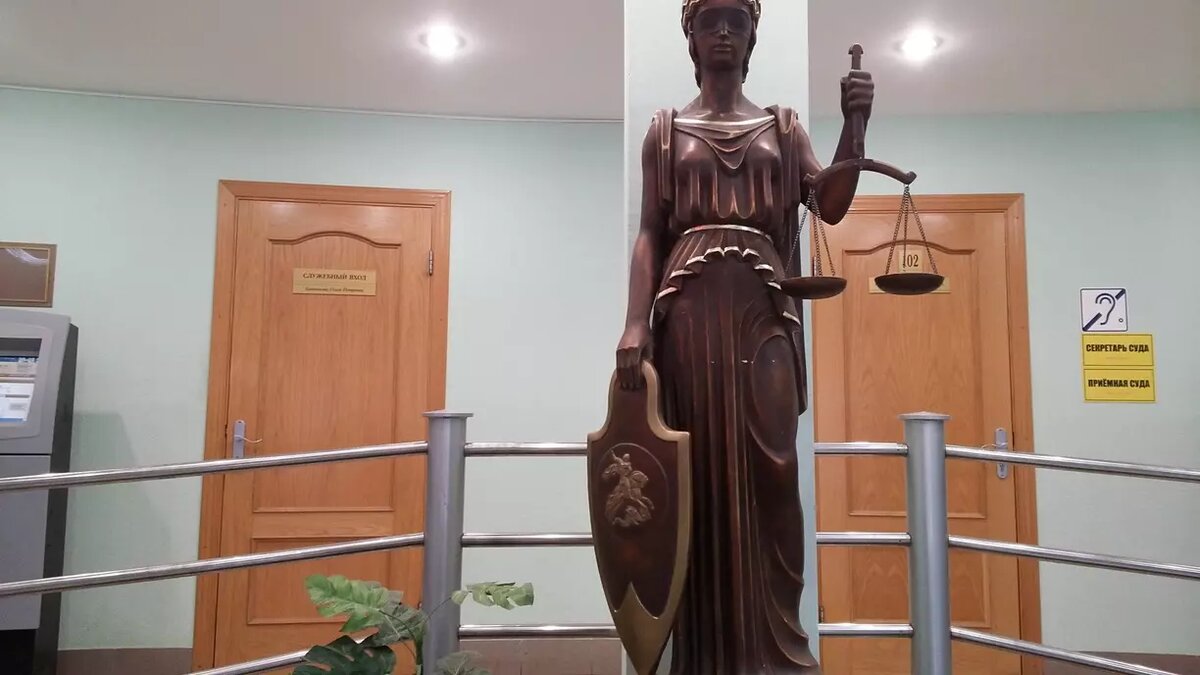     С женщины также предлагают взыскать компенсацию морального вреда в пользу несовершеннолетних свидетелей преступления.