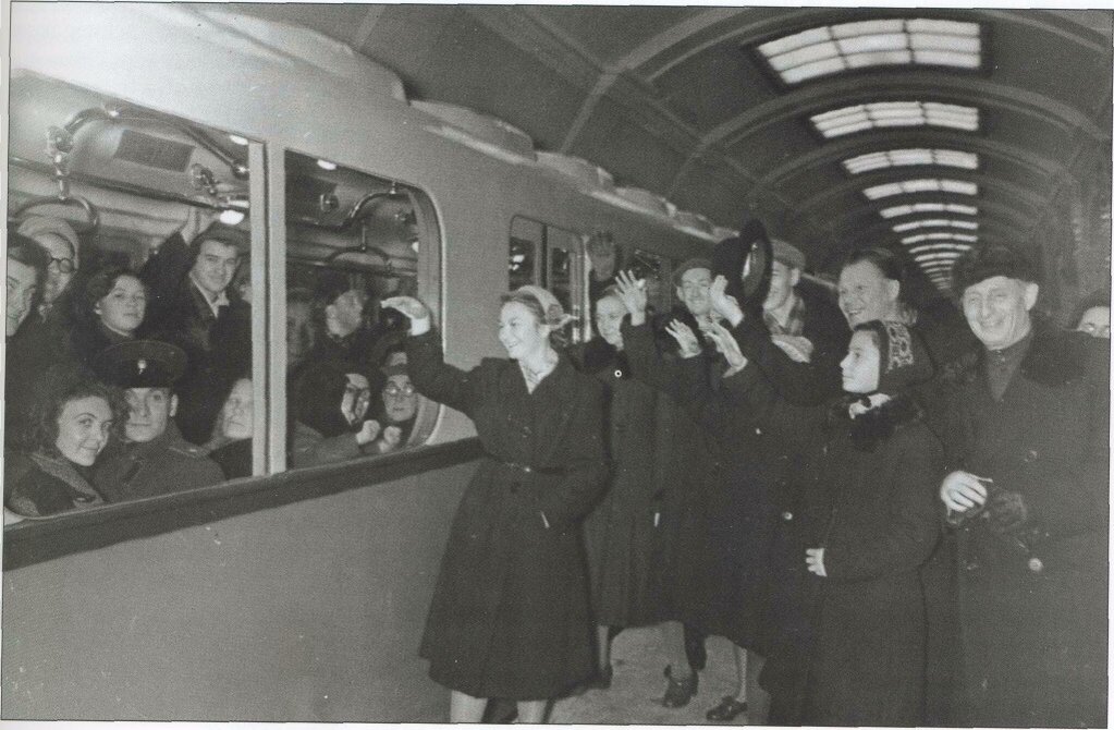 Открытие первой линии метро. 1955 Год открытие метрополитена в Санкт-Петербурге. 15 Ноября 1955 года открылся Ленинградский метрополитен. Открытие Ленинградского метрополитена 1955. 15.11.1955 Метро в Ленинграде.