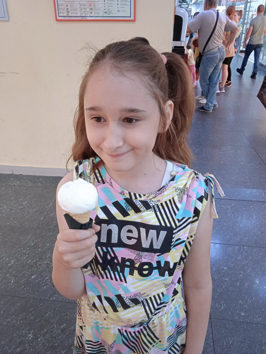 У дочки новая "фишечка". Играет в детектива. И вот мне интересно, что думали другие покупатели у лотка с мороженым, когда моя милая девочка выдала:" Убийца мог отравить шоколадное".