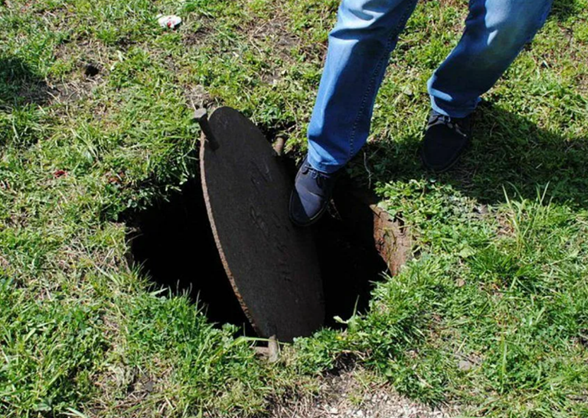    О чём думает начальник, наступая на люк? Наука точного ответа дать не может 😁