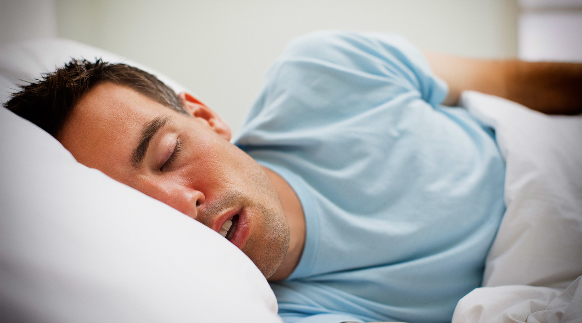 Как заснуть если не дышит нос. Головная боль бессонница. Спать при насморке. Сморкается в платок. Простуда.