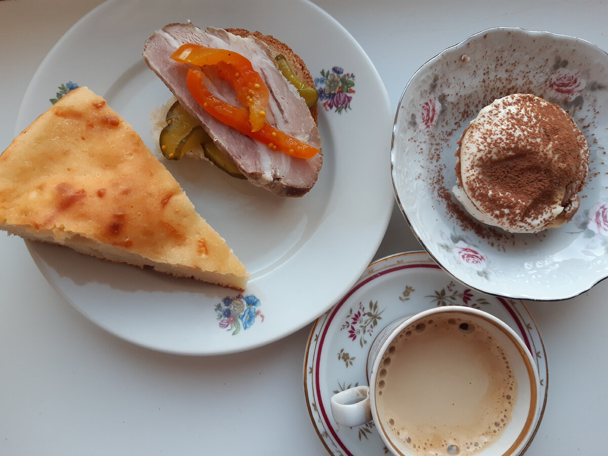 мой завтрак: ленивый хачапури, сэндвич с домашней бужениной и огурчиками, пряничное пирожное и кофе эспрессо
