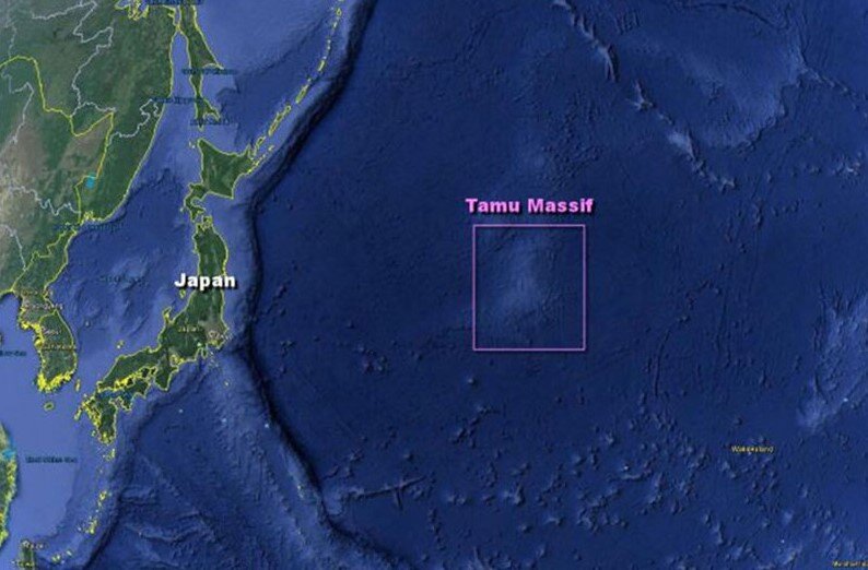 Массив Таму, находится на возвышенности Николая Сергеевича Шатского (не забываем роль русских (советских) ученых в изучении мирового океана!)Предполагается, что это одножерловый мегавулкан Площадью в 310 000 кв км (более Бельгии)