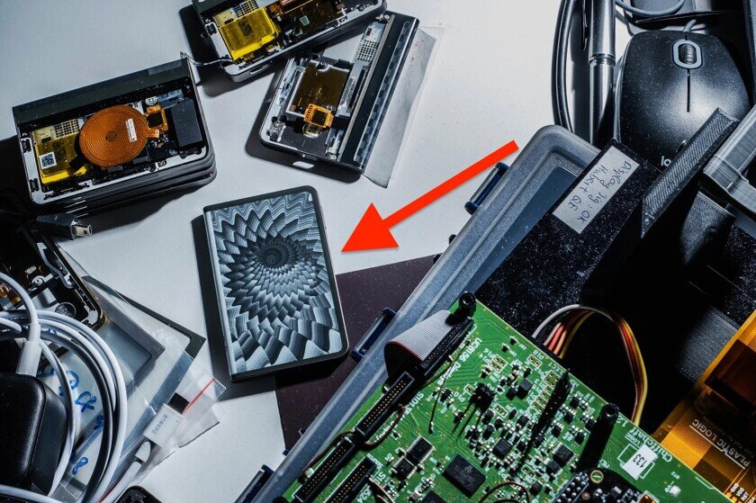    Так выглядит Ledger Stax. Фото: wired