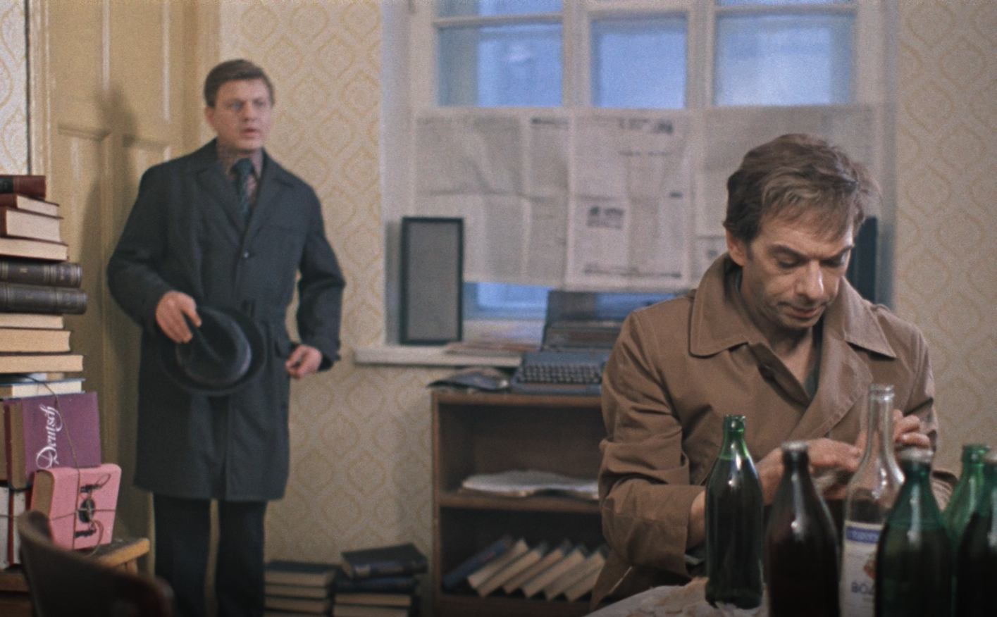 Не верьте героине. Москва слезам не верит фильм 1979 Гоша. Москва слезам не верит Коля. Гоша Москва слезам не верит гиф. Переведи Москва слезам не верит