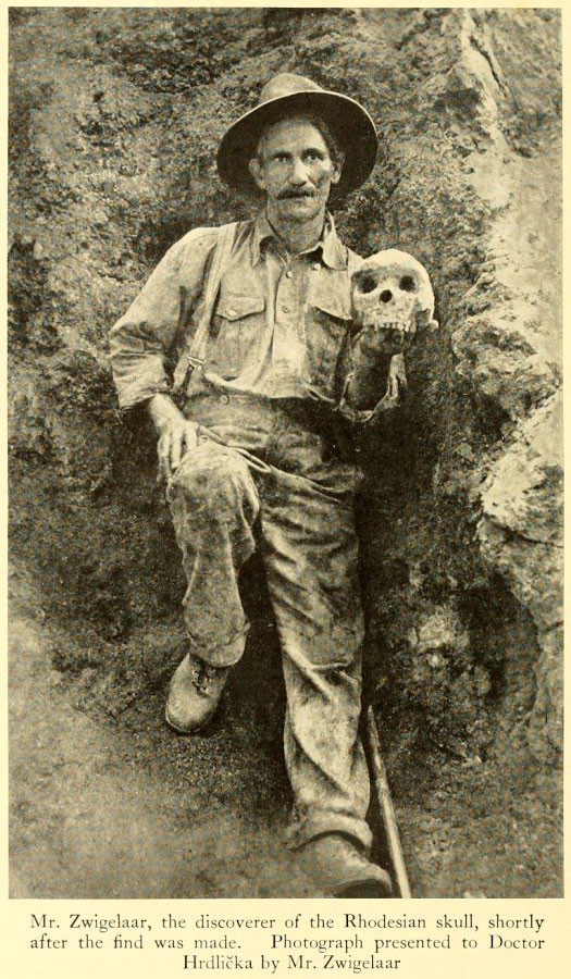 Шахтёр Том Цвигелаар со своей находкой. Фото Алеша Грдлички. Источник: Smithsonian Scientific Series, v. 7, “Man from the Farthest Past”, 1930