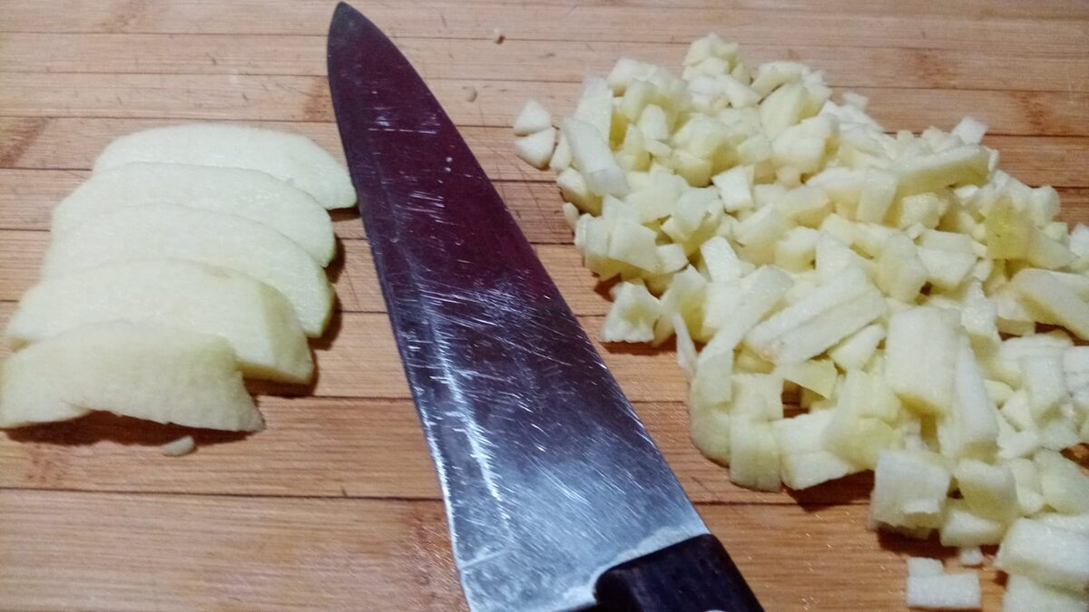 Нарезка яблока для салата.Фото автора канала "Вкусно живём!"