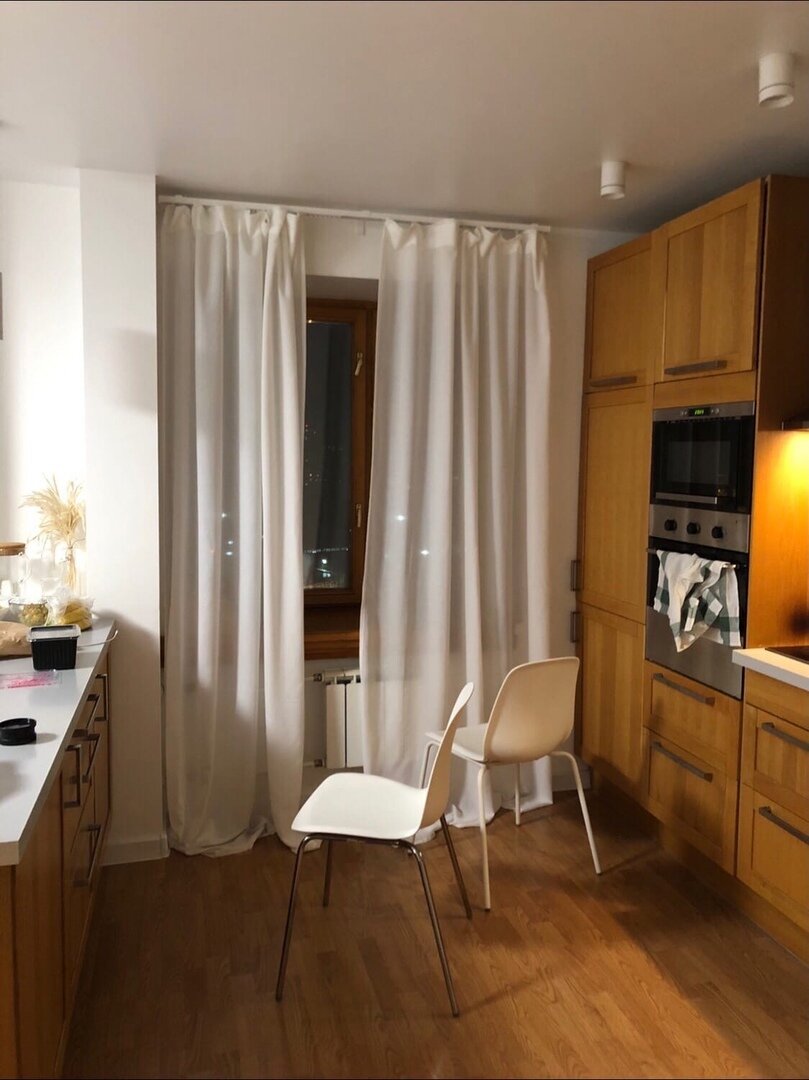 Слева виден кусочек кухонного острова. Он смотрелся красиво, но при этом был абсолютно неудобен при использовании в быту. Обедать за ним было некомфортно, потому что ноги постоянно упирались в шкафчики