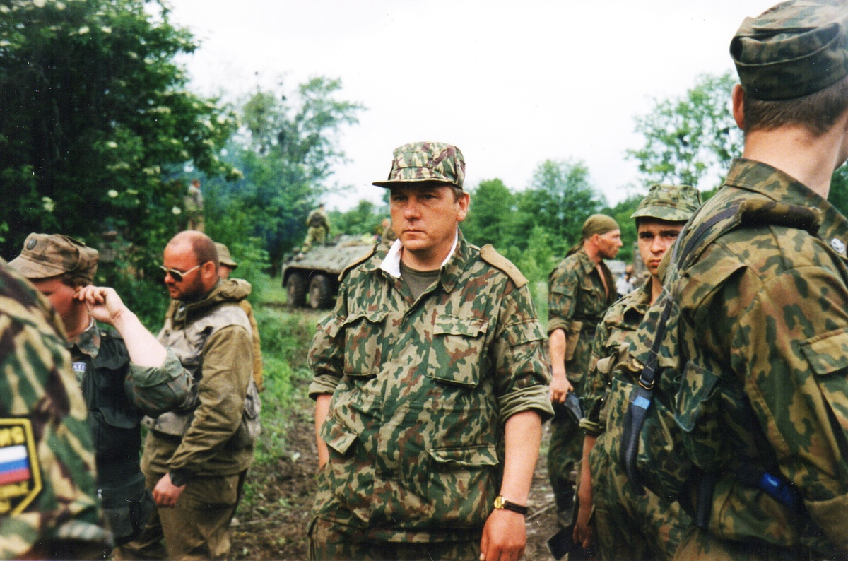 Генерал Владимир Шаманов со своими подчиненными.