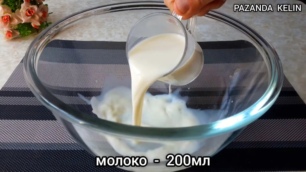 До чего же они мягкие и вкусные. Такие пирожки (пончики) с зеленью, готовлю на завтрак и обед. Приступаем к приготовлению. В миску вливаем тёплое молоко и воду.-2