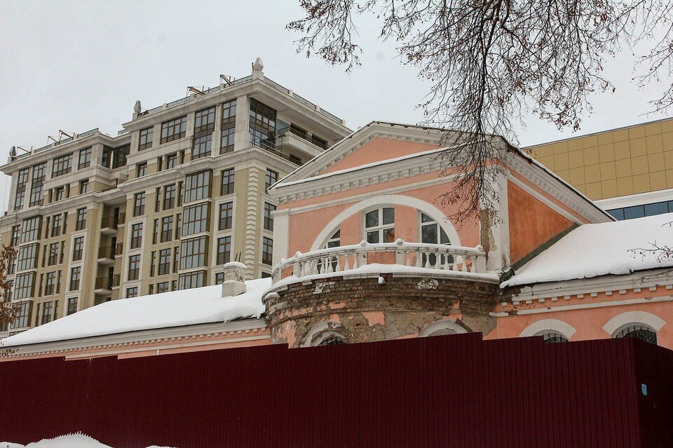     Дом Лятушевича скрывается за Национальной библиотекой. Фото: Лада Иванова