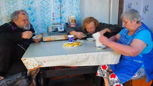Деревенская дружная семья в морозы обедает домашними зразами Самый дружный канал России ПОДВАЛ ИЛЬИЧА деревенская жизнь на пенсию