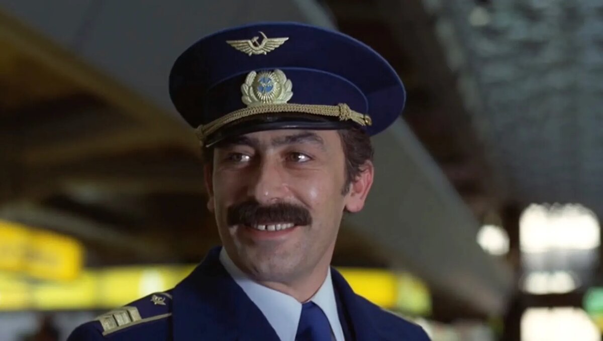    Вахтанг Кикабидзе в форме пилота "Аэрофлота" в роли главного героя фильма "Мимино", 1977 г.Первый канал