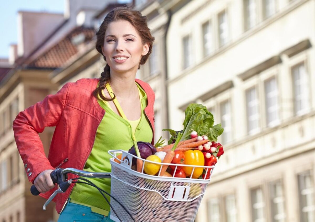 Женщина с сумками продуктов