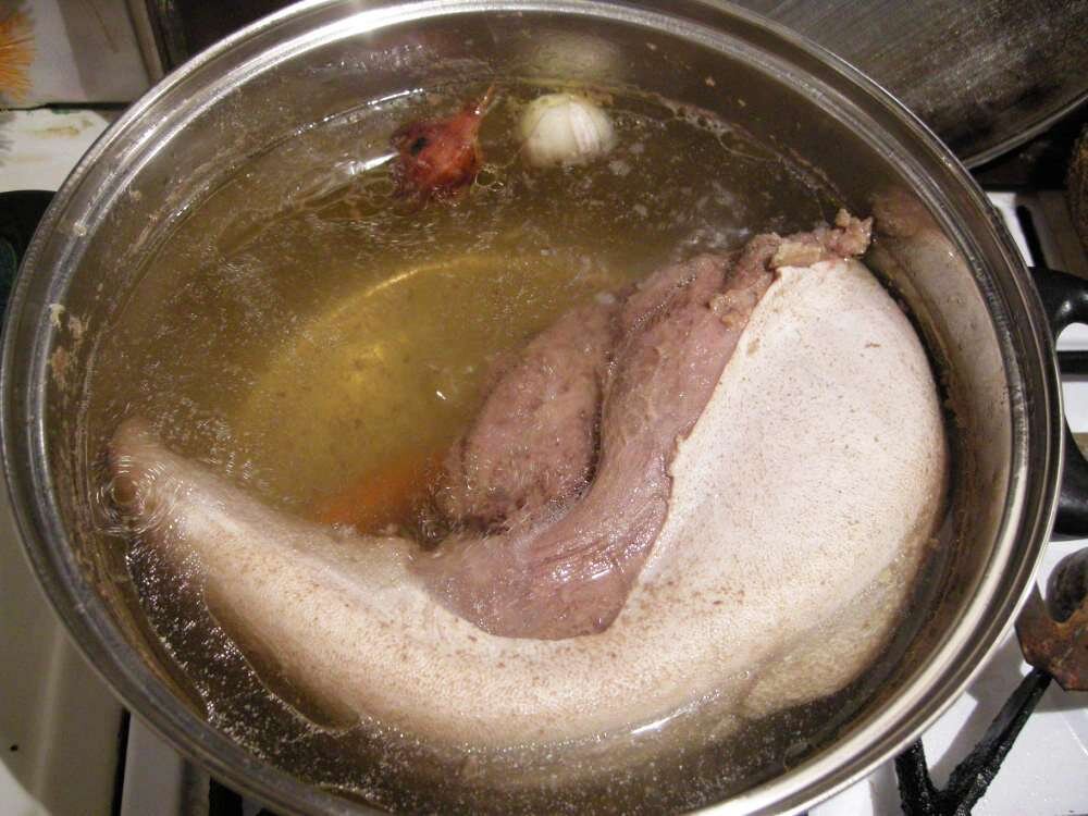 Как вкусно готовить язык. Жареный говяжий язык. Язык говяжий. Язык отварной. Говяжий язык блюдо.