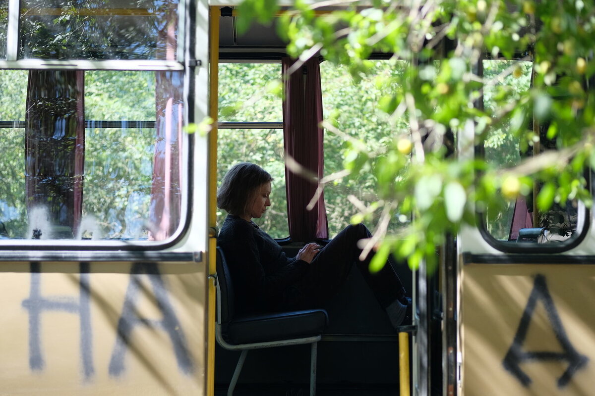 Кадр из фильма «Мама, я дома»:https://images.kinorium.com/movie/shot/2795251/h280_49882126.jpg