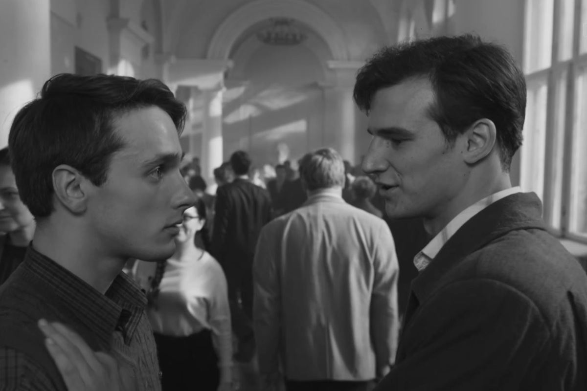 Борис Ельцин (справа) в сериале "Перевал Дятлова", кадр из второй серии.