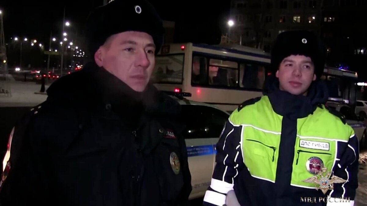    Саратовские полицейские Новиков и Жандров помогли ребенку в критическом состоянииНовости Саратова и области – Сетевое издание «Репортер64»