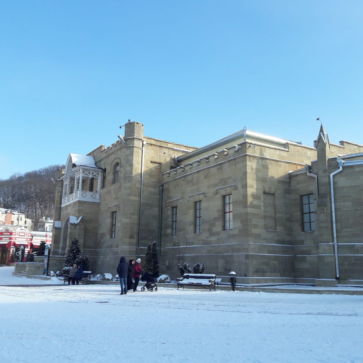 Выглядит галерея, как крепость