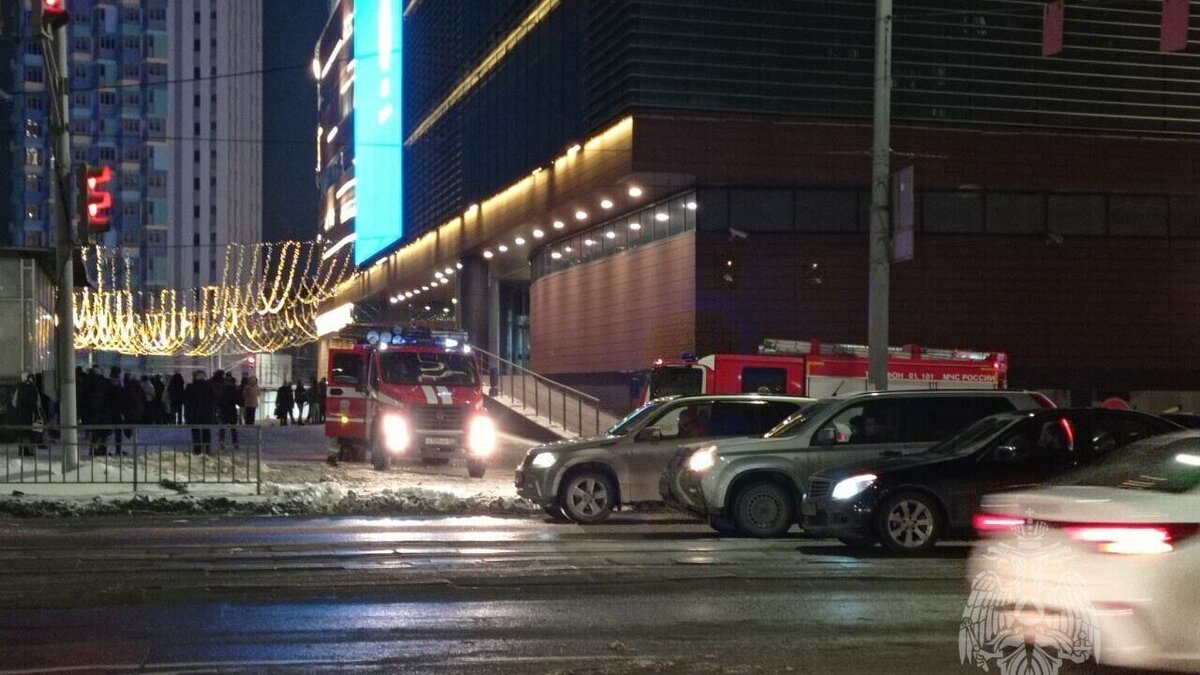    Торговый центр «Небо» эвакуировали сегодня вечером в Нижнем Новгороде из-за короткого замыкания. Подробности сообщили в региональном ГУ МЧС.