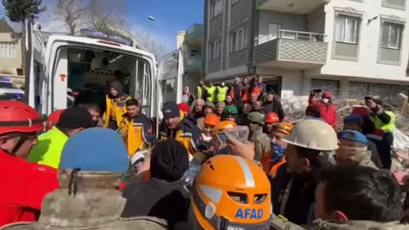 Через девять дней после стихийного бедствия, в среду, в районе Кахраманмараш из-под завалов были извлечены две женщины. Одна из женщин - Джамиля Кекеч, 74 года.  На видео, разбросанных по соцсетям, спасатели, вытащившие его, обнимаются и подбадривают друг друга от радости.  Вместе с ним была спасена его 42-летняя дочь Малика Имомогли. «На 226-м часу после землетрясения усилиями наших бригад мы стали свидетелями того, как 74-летнюю женщину Джамилю Кекеч вытаскивали живой из-под завалов», — написал мэр Дарии Музаффар Байик, разместивший это видео на Фейсбук. Ранее из-под развалин достали еще одну 46-летнюю женщину. Число жертв в Турции и Сирии превысило 41 тысячу.  Миллионы выживших и пострадавших нуждаются в гуманитарной помощи, многие из них остались без крова в холодные зимние дни.