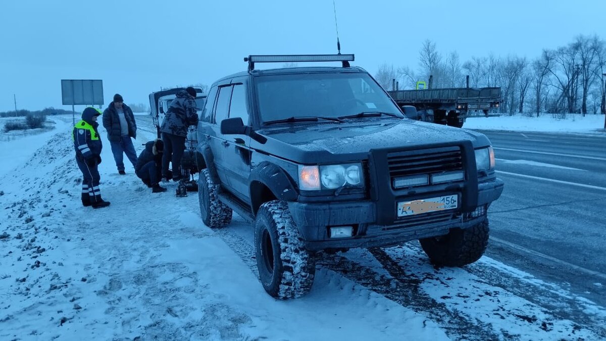  📷    В Октябрьском районе инспекторы ГИБДД помогли на трассе водителю сменить колесо Андрей Севостьянов