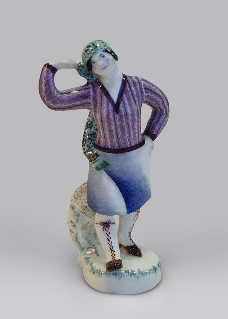 Скульптура "Пляшущая девушка". 1930. Автор модели Данько Н.Я., автор росписи Кубарская Е.П. Роспись надглазурная полихромная. Размеры: 13,6*7,3*5,7 см. Собрание Эрмитажа. Предмет поступил в 2002-м году. Передан в составе коллекции Музея Фарфорового завода. Инв. номер Мз-С-1064. Изображение взято из каталога Эрмитажа. Мягкость росписи с внезапными цветовыми переходами в стиле раннего АВАНГАРДА - характерная черта Советской живописи конца 1920-х начала 1930-х годов.