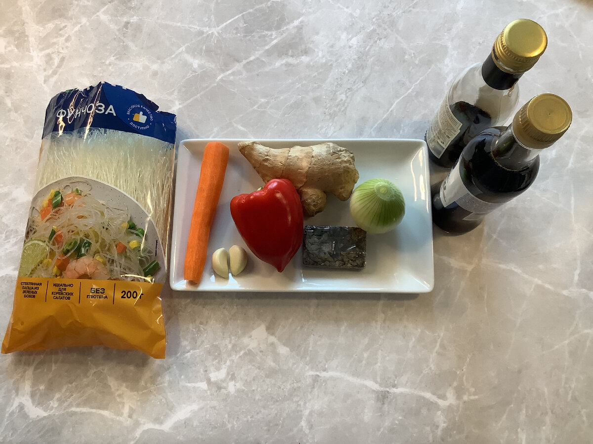 Фунчоза, грибы муэр, морковь, лук, имбирь, перец, чеснок, соевый соус и бальзамический уксус. Это основа. Соль, сахар по вкусу. 