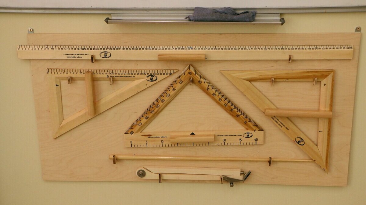     В Госдуме РФ предлагают вернуть в школьную программу два предмета времен Советского союза: труд и черчение. По мнению депутатов, обсудивших проблему на круглом столе в нижней палате парламента, это позволит преодолеть кадровый дефицит по рабочим специальностям и привить ученикам инженерное мышление.