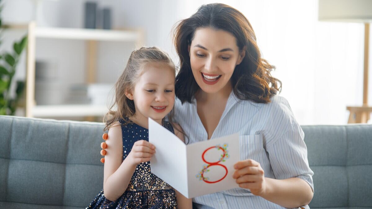    Девочка дарит открытку маме© iStock.com / Choreograph