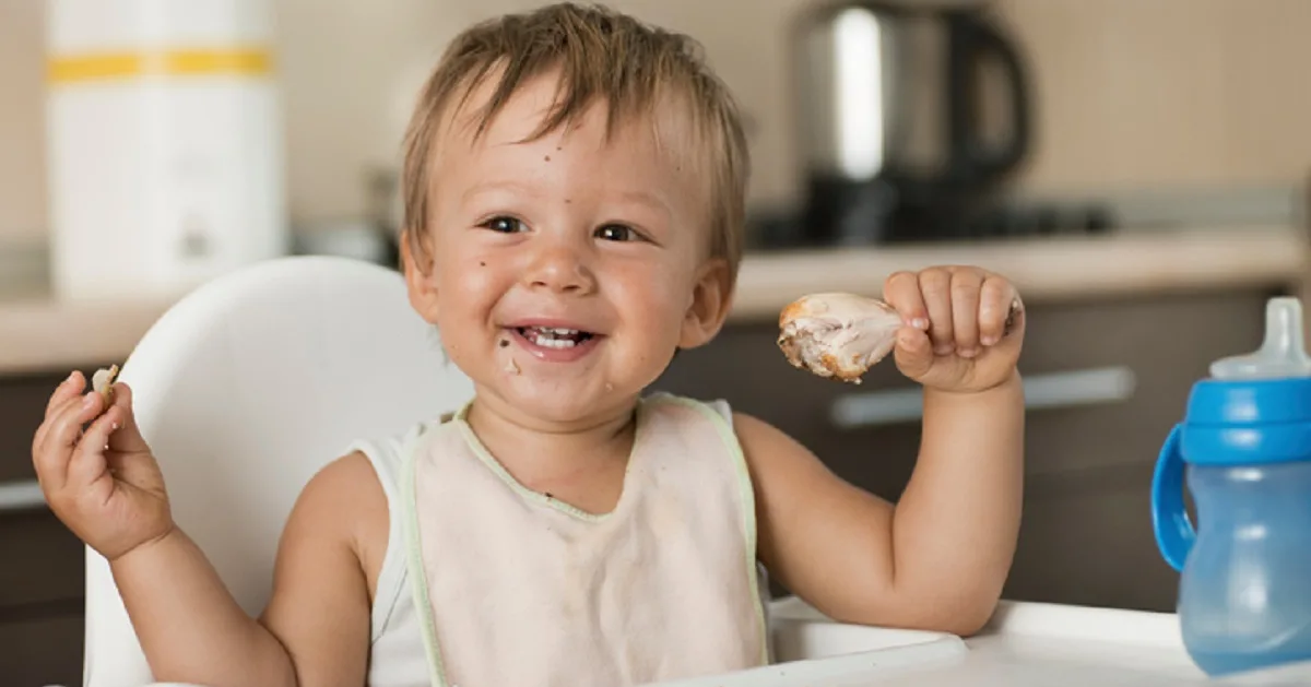 Счастливый малыш кушает. Малыш ёда. Ребенок кушает. Родители манипулируют детьми. Г лет стал ребенком.