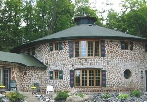 Жилой дом со стенами, выполненными по технологии Cordwood construction, или "глиночурка" 