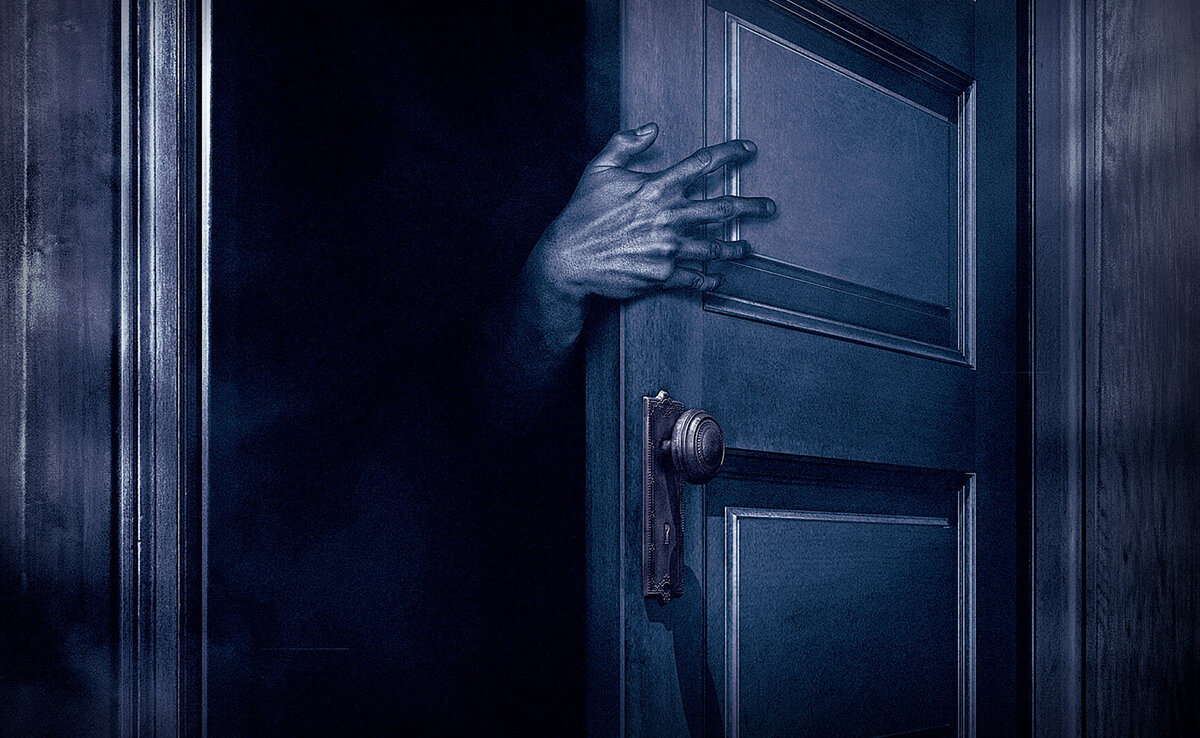 Приоткрыть дверь. Человек за дверью. Женщина в дверях. Захлопнулась дверь. Стучит в дверь.