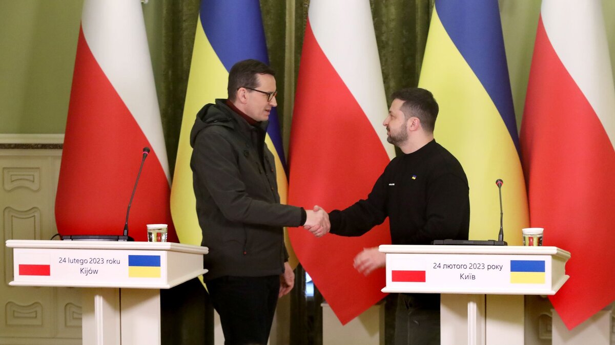    Президент Украины Владимир Зеленский и премьер-министр Польши Матеуш Моравецкий в Киеве © Volodymyr Tarasov/Global Look Press