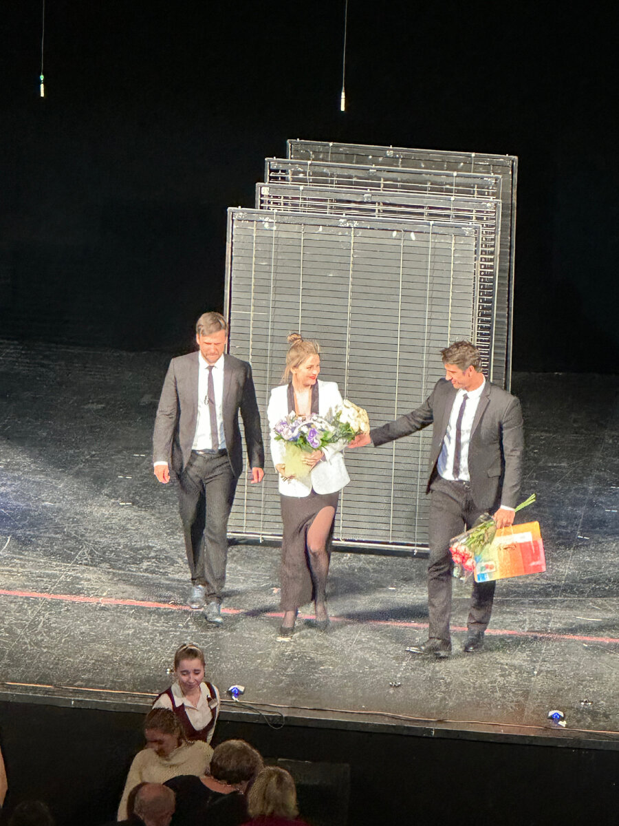 Люблю концовку - аплодисменты и поклоны. Всегда хлопаю, актеры старались, заслужили. 