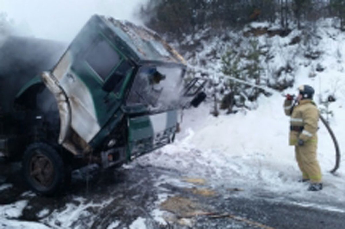    На трассе Пермь – Екатеринбург после ДТП загорелась фура с грузом