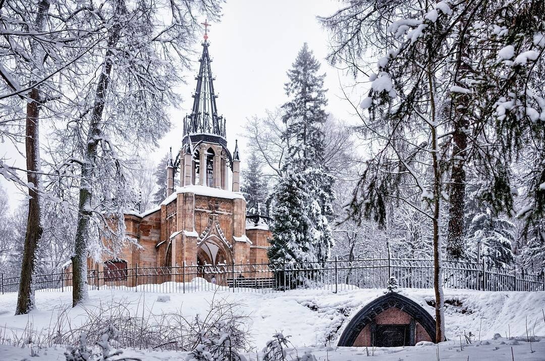 Церковь в Шуваловском парке СПб. Из открытых источников интернета. Про нее расскажу потом.
