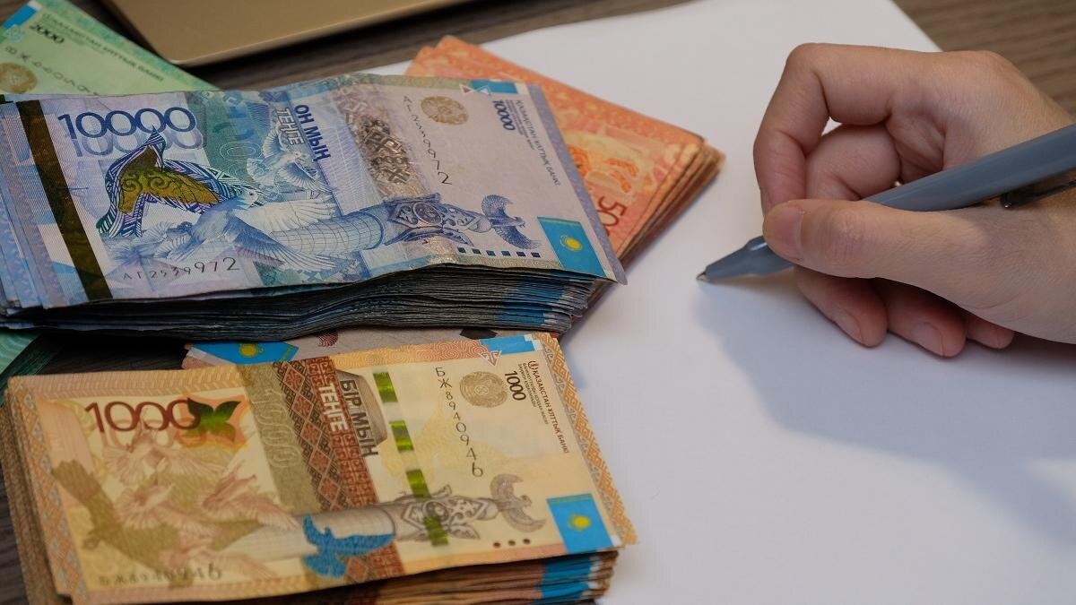    Женщина считает деньги:NUR.KZ / Владимир Третьяков