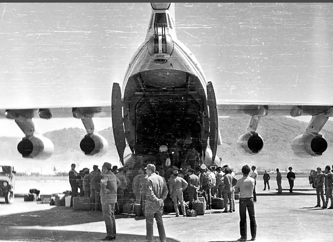 Посадка офицеров на ИЛ-76, дембель пришел или пока отпуск на Родину. Фото из открытых источников.