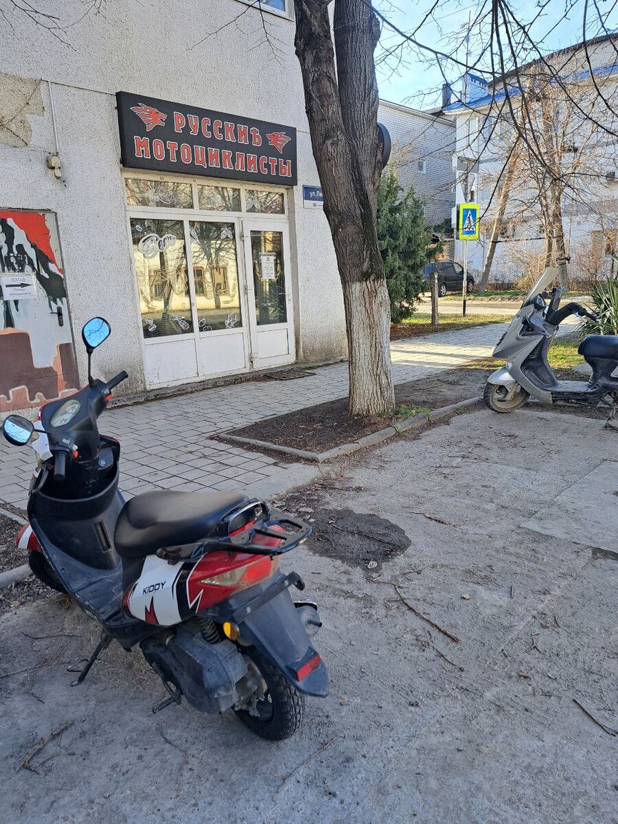 Фотка вообще к делу не относится. Но забавно же)) Дальний- мой.