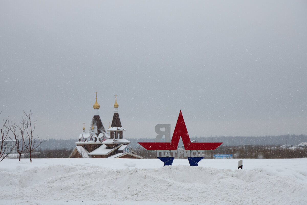 Вдали виднеется Храм Георгия Победоносца