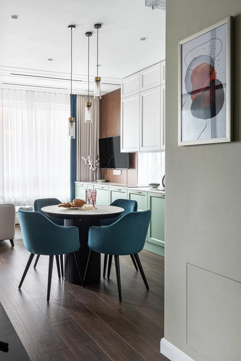 Мрамор, латунь и дерево. Просторный интерьер с изысканными деталями